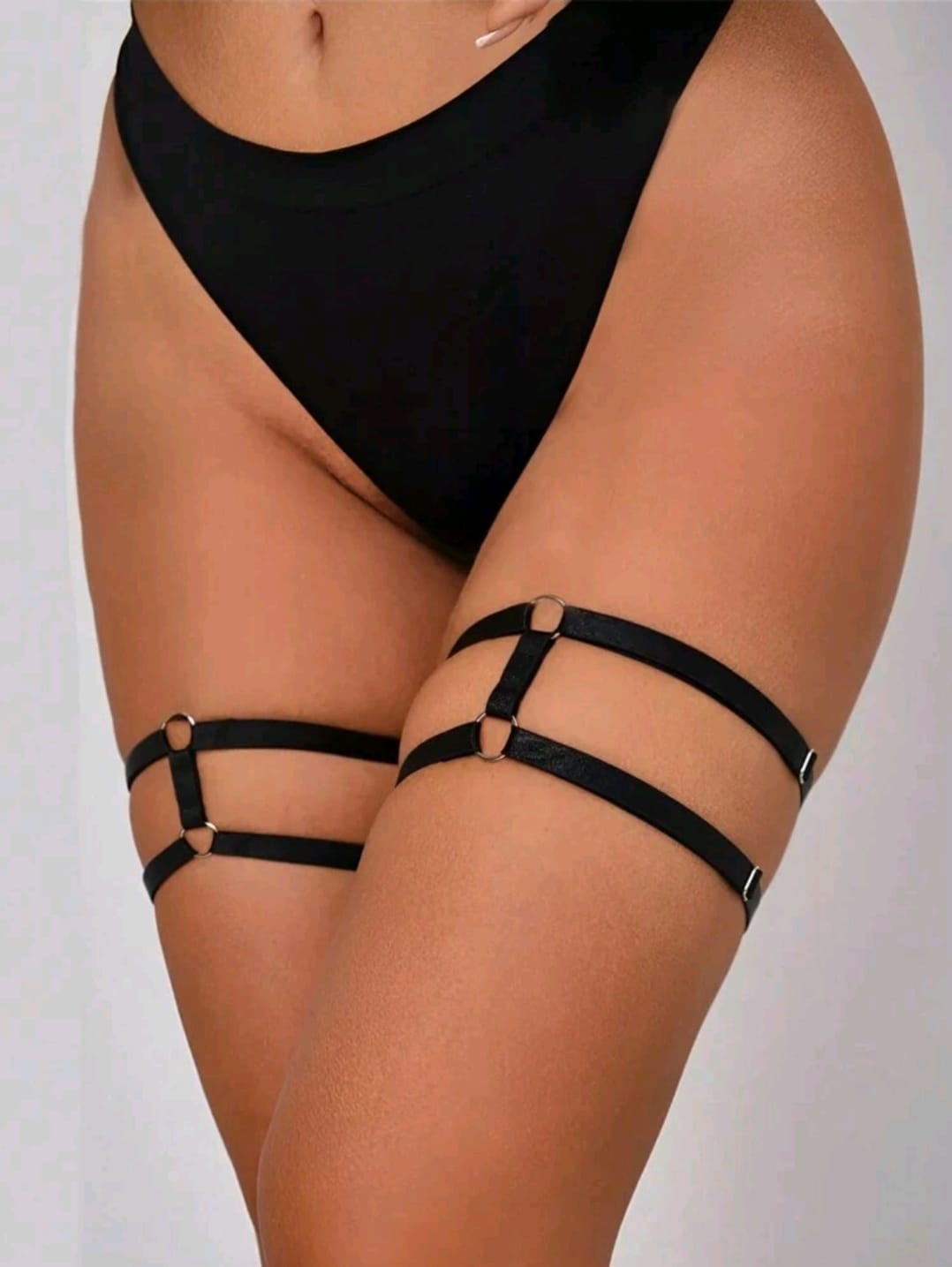 Adjustable Black Thigh Garters for Pole Dancers – Stylish & Comfortable Fit